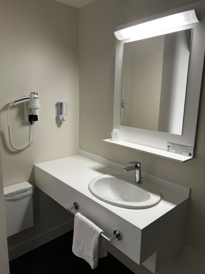 Hotel Wood Inn Bordeaux Aeroport เมรินแญค ภายนอก รูปภาพ