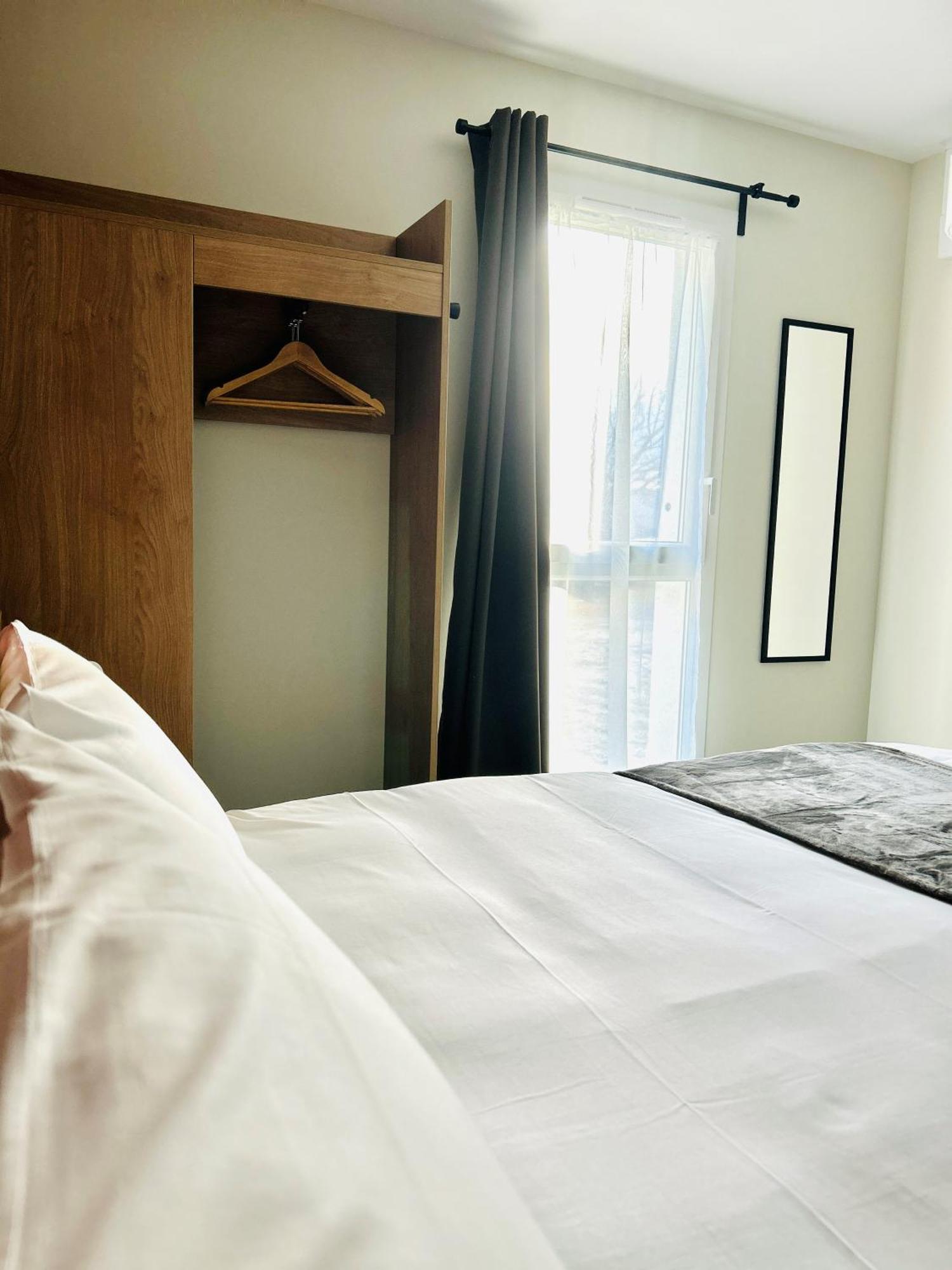 Hotel Wood Inn Bordeaux Aeroport เมรินแญค ภายนอก รูปภาพ