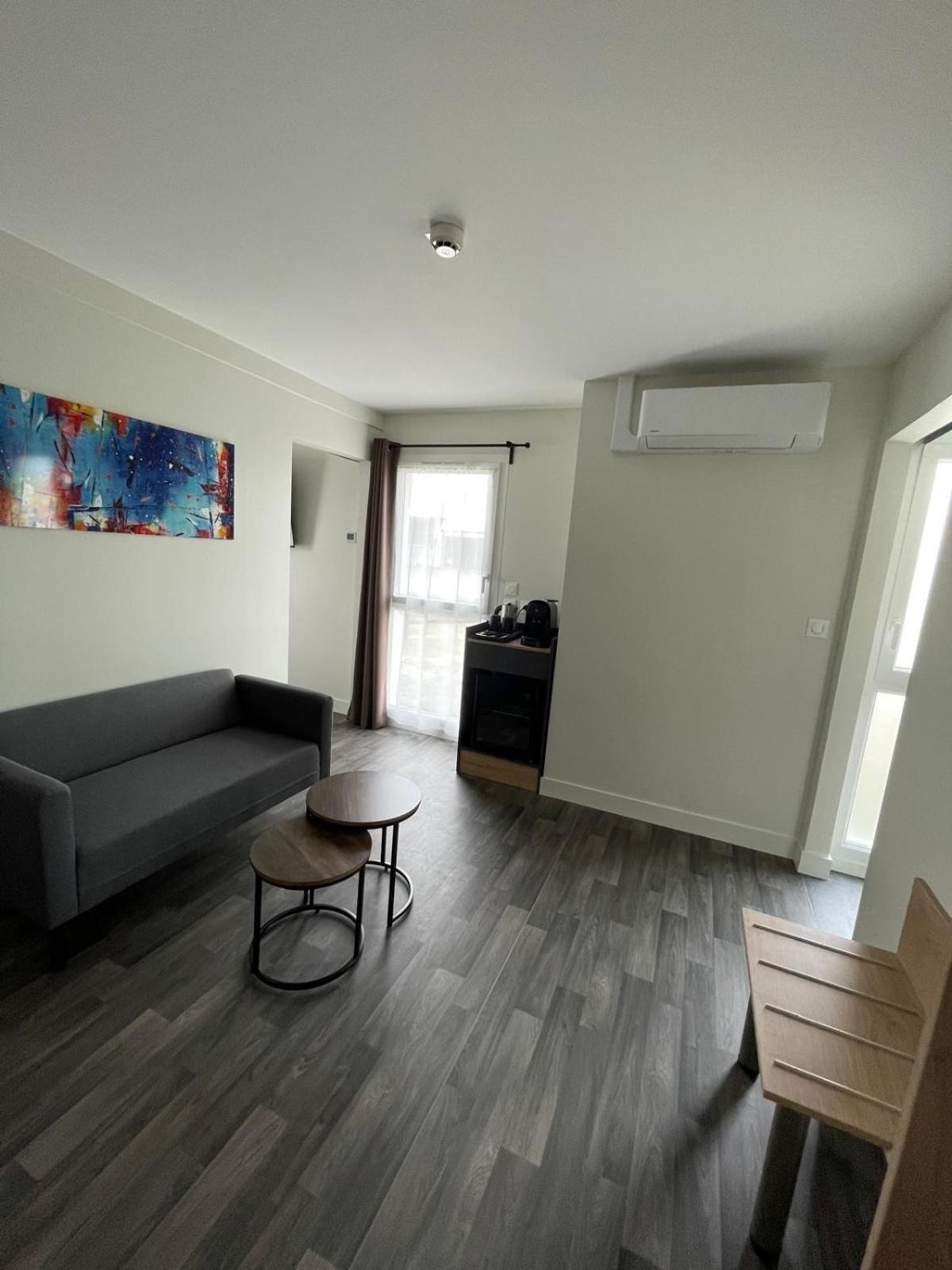 Hotel Wood Inn Bordeaux Aeroport เมรินแญค ภายนอก รูปภาพ